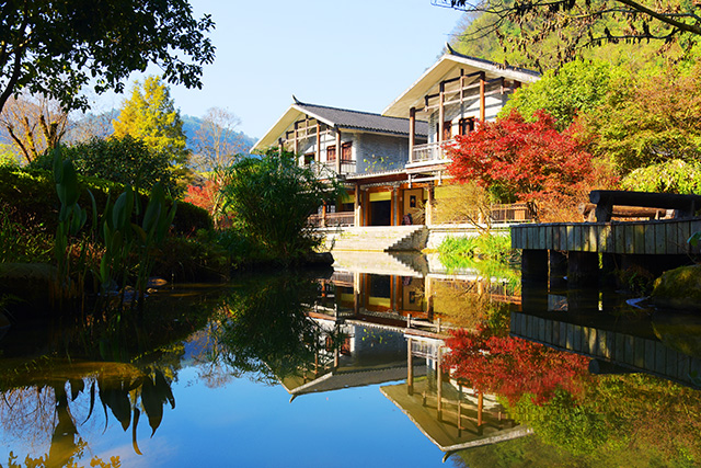 張家界黃龍洞景區(qū)：初冬秋色艷，游客樂(lè)享休閑時(shí)光（組圖）